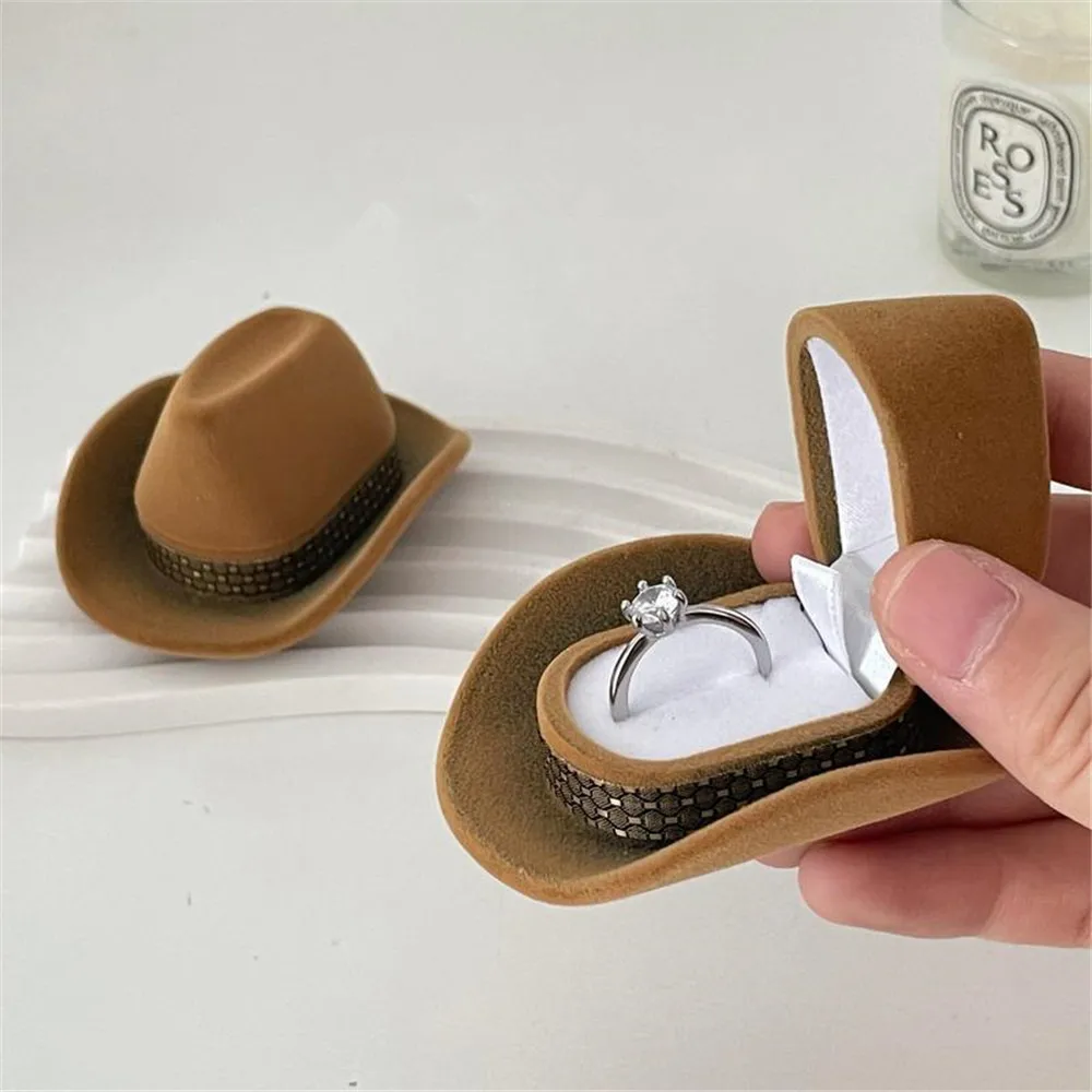 Creative Cowboy Hat Shape Ring Box Velvet Necklace Auskarai Žiedų vitrinos Organizatorius Kelionės Vestuviniai papuošalai Pakavimo dėklas Didmeninė prekyba
