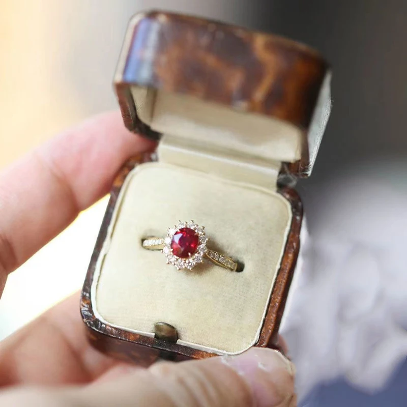 Nauji sidabru inkrustuoti krištolo išskirtiniai gėlių rubino žiedai moterims atidaro reguliuojamo dizaino lengvus prabangius kūrybinius vestuvių papuošalus