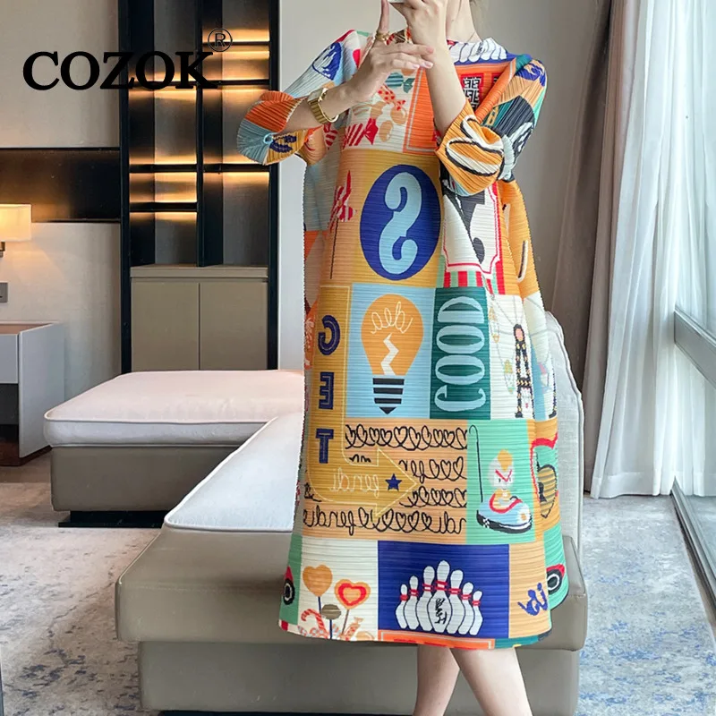 COZOK elegantiška moteriška plisuota suknelė 2024 m. pavasario naujos mados laisvalaikio laiško animacinis filmas Atspausdintos laisvos suknelės iki kelių iki kelių WT651