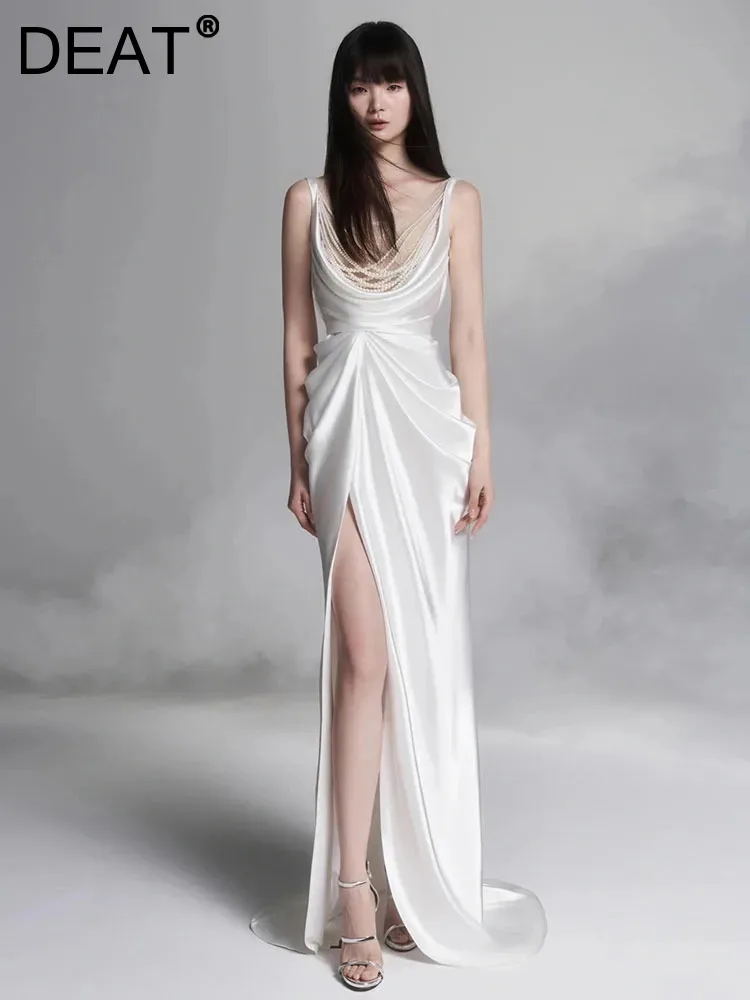 DEAT Moterų mados vakarinė suknelė Perlų grandinėlė Plisuotas aukštas juosmuo Padalintas Camisole Satin elegantiškos suknelės Pavasaris 2024 Nauja 13DB4861