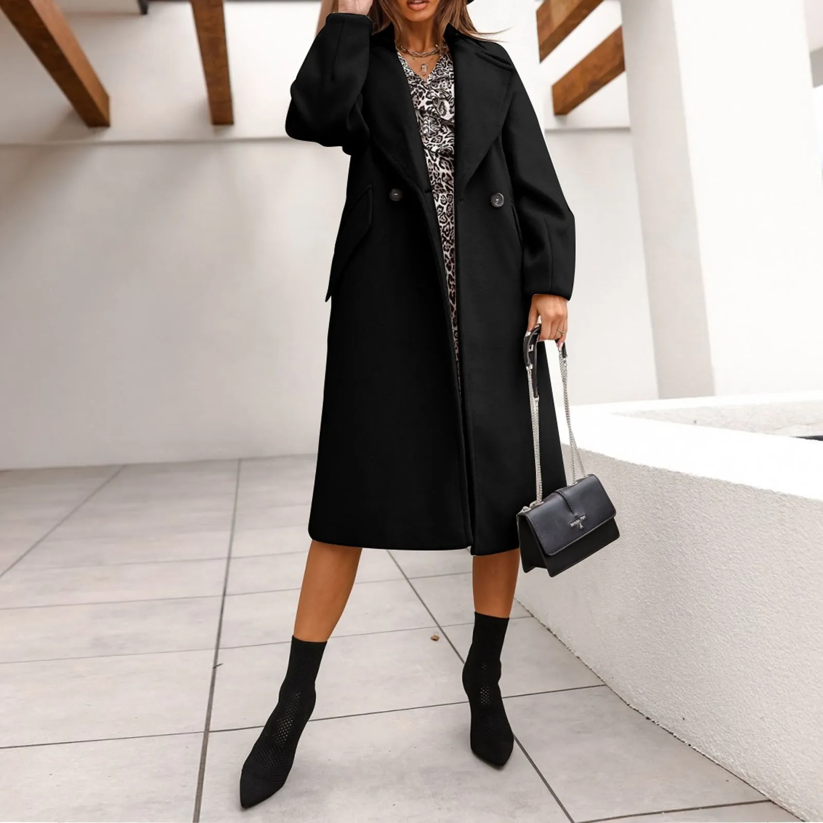 Moteriškas paltas Aukščiausios klasės žieminis sutirštintas šiltas vidutinio ilgio juodas medvilninis paltas Moteris 2023 Sezoninis naujas laisvalaikio mados važinėjimo į darbą ir atgal paltas